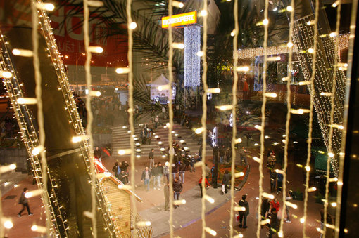 نمایی از بزرگترین دکوراسیون روشنایی کریسمس در مرکز خرید سان پلازا