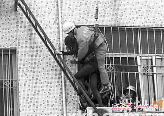 تصاویر دختری که می‌خواست از بالای ساختمان خودکشی کند اما بین راه پشیمان شد!!