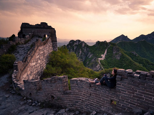 زنی روی دیوار بزرگ چین در جیانکو استراحت می کند، بخشی از دیوار بزرگ که در نزدیکی روستای زاژازی قرار دارد. 