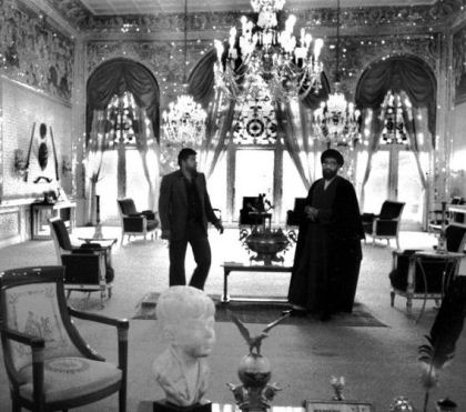 دفتر محمدرضا پهلوی بعد از سقوط رژیم در دست مردم+عکس  