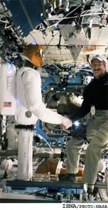 دست دادن انسان و ربات در فضا