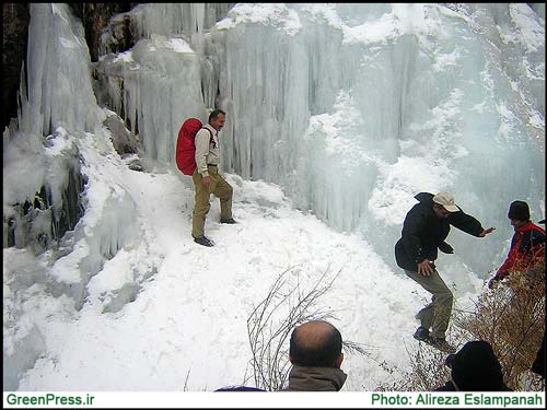 آبشار و قندیل های یخی «آوستا» شاهرود 