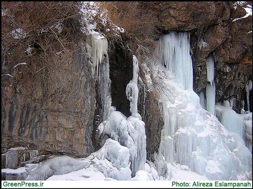 آبشار و قندیل های یخی «آوستا» شاهرود 