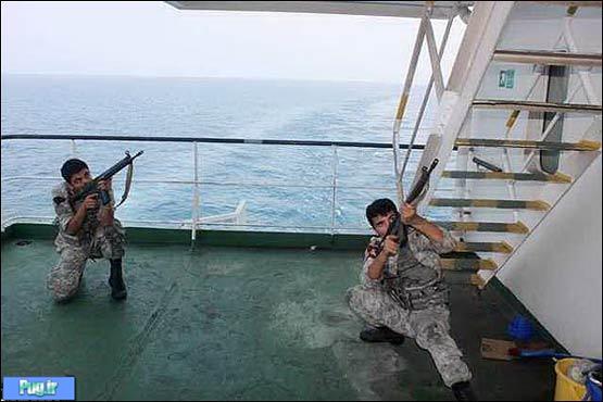 تصاویر: اسارت 12 دزد دریایی توسط ارتش