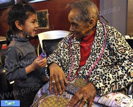  اشکهای یک زن 101 ساله ناتوان برای اخراج از خانه اش +عکس