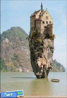 خانه ای عجیب روی آب 
