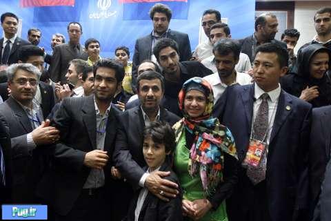 عکس یادگاری احمدی‌نژاد با ایرانیان‌مقیم چین