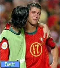 گریه رونالدو پس از حذف پرتغال در یورو ۲۰۰۴+ تصاویر 