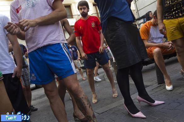 تصاویر جالب از مسابقه دو مردان با کفش پاشنه بلند زنانه 