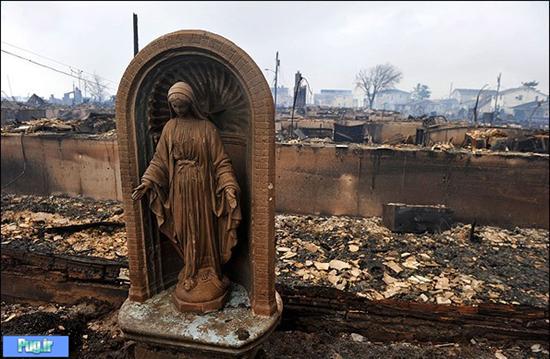 عکس: طوفان سندی‌ همه چیز را خراب کرد بجز مجسمه مریم مقدس!