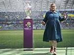 عکس یادگاری پیرزن اوکراینی با جام باشگاههای اروپا