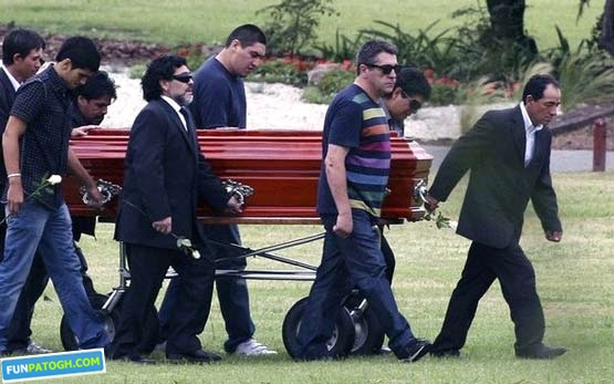 تصاویر مارادونا در مراسم خاکسپاری مادر