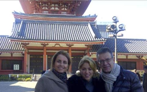 عکس یادگاری خانواده پیکه و نامزدش شکیرا در ژاپن